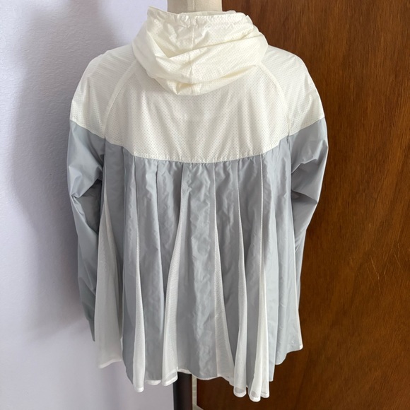 NIKE x SACAI sz M Gray White Pleated Back Windrunner Jacket 716917 Full Zip - Picture 7 of 16